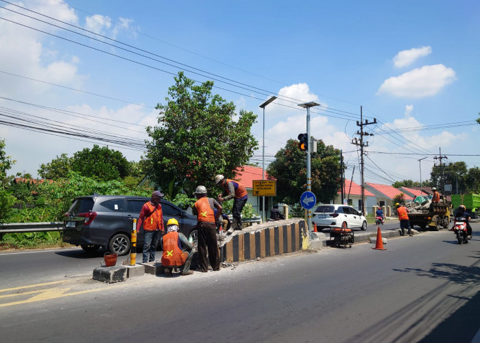 Median Jalan Depan SPN Polda Jatim Mojokerto Dibongkar, Target Rampung Dua Pekan