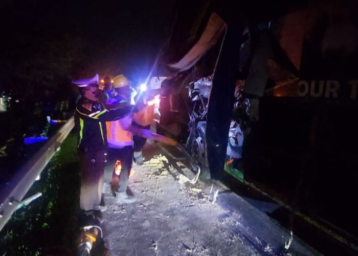 Kecelakaan Maut di Tol Jombang-Mojokerto, Bus Restu Tabrak Truk, Satu Tewas Tiga Luka