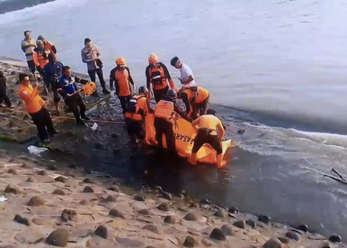 Jasad Remaja Ceburkan Diri ke Sungai Brantas Ditemukan Mengapung di Bawah Jembatan KAI Keling Mojokerto