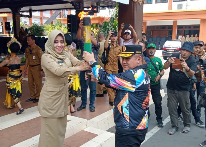 Kirab Obor Api Porprov VIII Jatim 2023 Disambut Meriah di Kabupaten Mojokerto