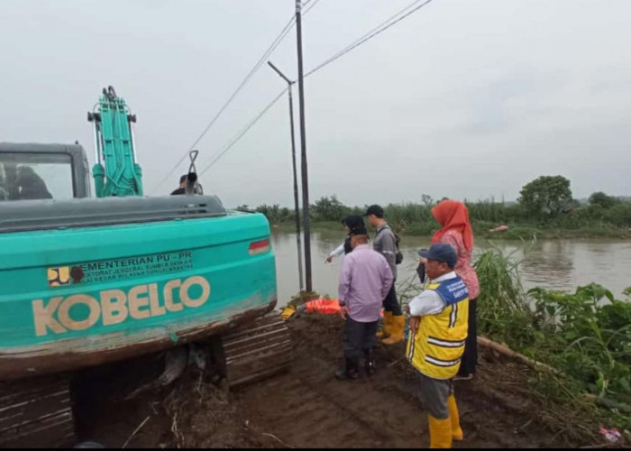 Datangkan Alat Berat Lagi, Perbaikan Tanggul Jebol di Mojokerto Dikebut