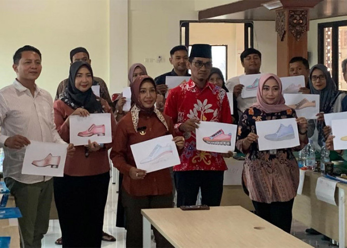 15 Pelaku UKM Balikpapan Belajar Membuat Sandal Hotel di Sentra IKM Batik Kota Mojokerto