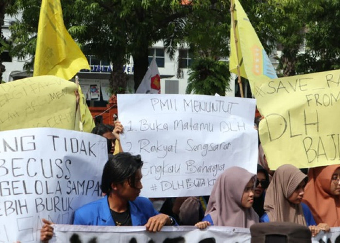 Puluhan Mahasiwa PMII Gruduk Kantor DLH Kota Mojokerto. Kecam Pengelolaan TPA Randegan yang Tak Maksimal