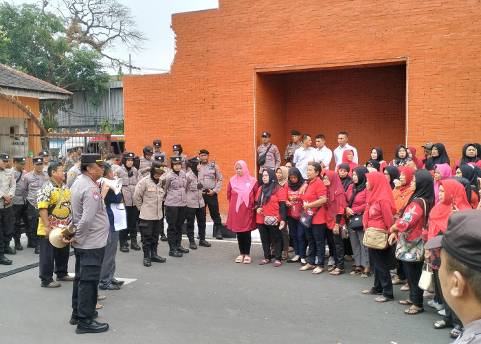 Tuntut Pencairan BLT, Ratusan Buruh Demo di Pemkab Mojokerto