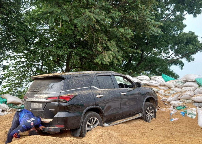 Mobil Fortuner Diduga Rem Blong di Tikungan Gotekan Pacet Mojokerto