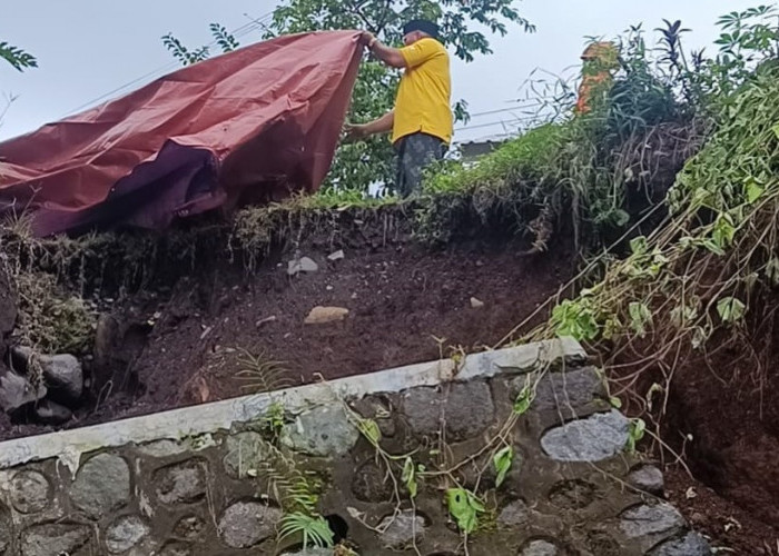 Plengsengan Jalan Ambrol, 2 Rumah Warga di Sumberbaru, Jember, Terancam Longsor Susulan