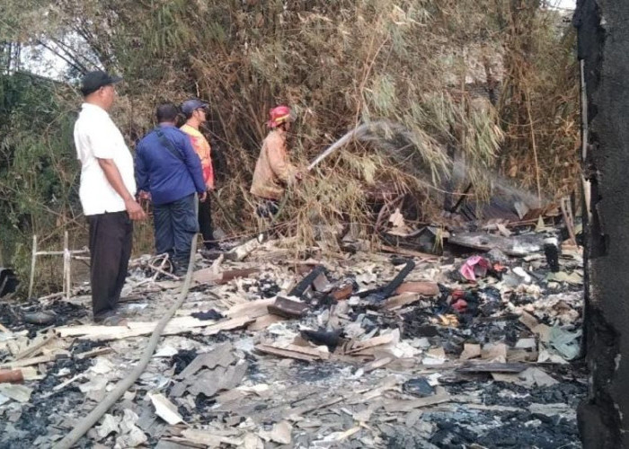 Rumah Semi Permanen di Mojokerto Ludes Dilalap Si Jago Merah