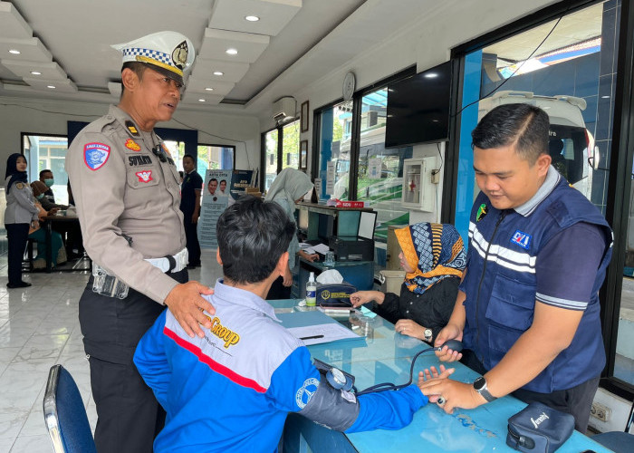 Jelang Nataru, Puluhan Sopir Bus dan Angkutan Barang di Mojokerto Jalani Tes Urine 