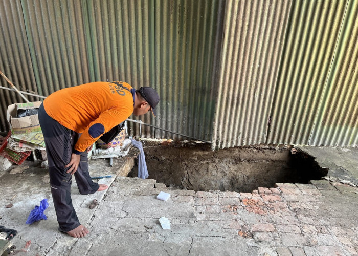 Hujan Deras, Rumah Warga di Kemlagi Mojokerto Tergerus Sungai Marmoyo, Satu Orang Luka Ringan