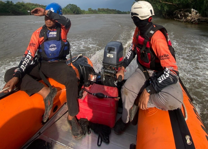 Petugas Sisir Sungai Porong dengan Perahu Karet Cari Andika yang Diduga Jatuh dari Jembatan Ngrame Mojokerto