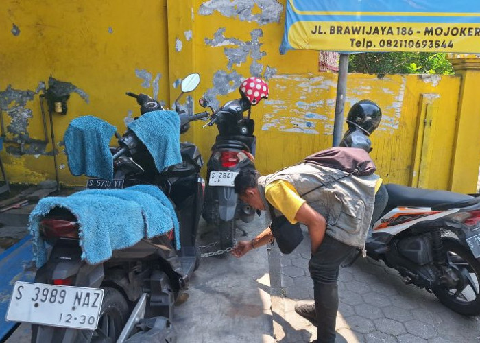Aksi Pencurian Motor di Bengkel Mojokerto Terekam CCTV, Pelaku Berpura-pura Telepon
