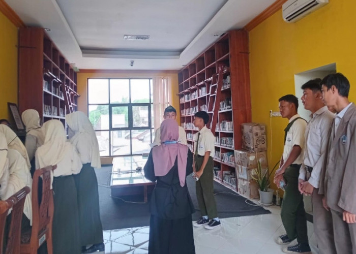 Jelajah Literasi, MTsN 4 Jember Kunjungi Perpustakaan Daerah Jember
