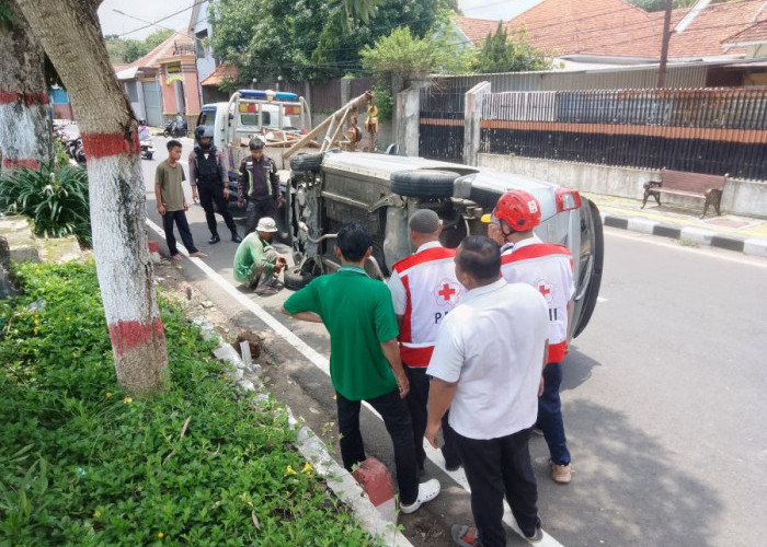 Alami Pecah Ban Depan, Mobil Terguling di Jalan Hayam Wuruk Kota Mojokerto