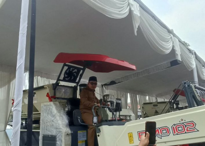 Bukan Bantuan Biasa, Petani Mojokerto Dapat Combine Harvester hingga Traktor Rp1,7 Miliar