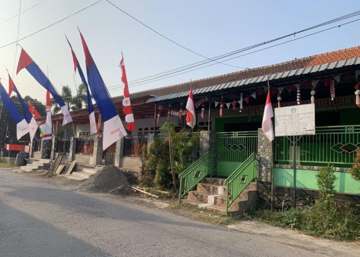 Diduga Tanpa Izin PUPR, Warga Keluhkan Pembangunan Tangga TK di Kutorejo Mojokerto yang Memakan Bahu Jalan 