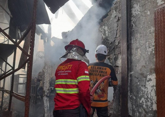 Hari Kedua Kebakaran Pabrik Sepatu di Mojokerto Belum Padam, Bahan Baku Tertutup Tembok Jadi Kendala