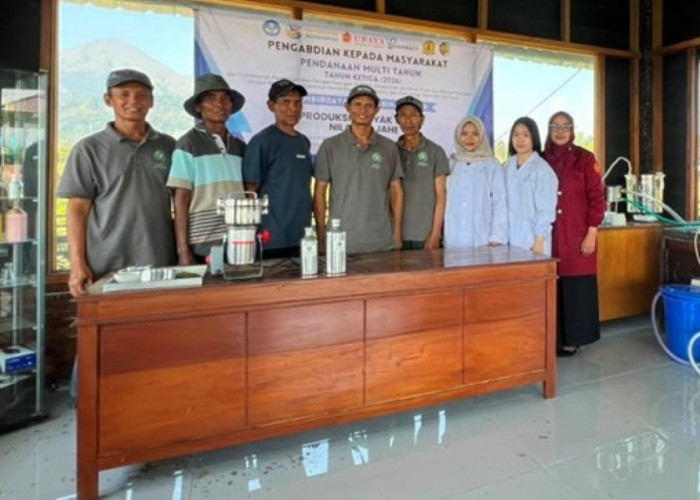 Desa Jatijejer, Trawas, Mojokerto, Dilatih Tim Ubaya dan UWKS Tingkatkan Produksi Minyak Atsiri