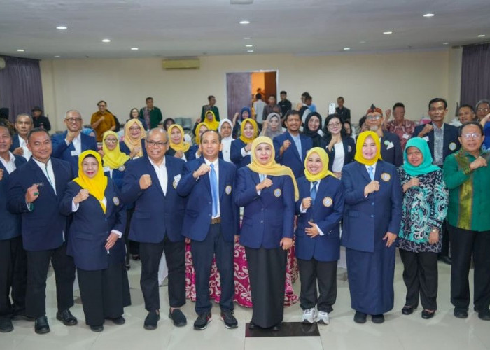 Gubernur Khofifah Lantik IKA Unair Jateng, Dorong Peran Alumni Atasi Ketimpangan Layanan Kesehatan