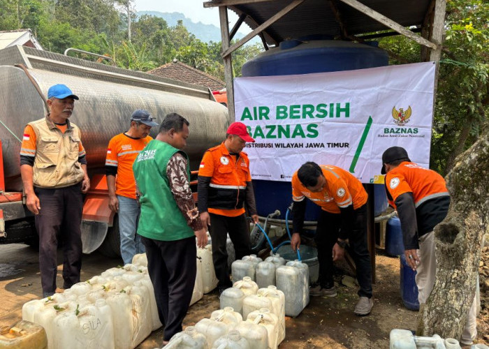 Terdampak Kekeringan, Baznas Kabupaten Mojokerto Salurkan 15.000 Liter Air Bersih bagi Warga Kunjorowesi