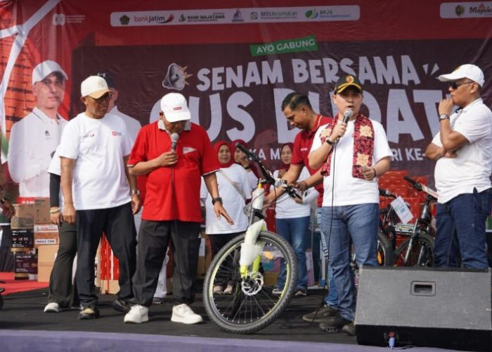 Bupati Mojokerto Bagi 1000  Bendera Merah Putih Peringati HUT ke 80 Kemerdekaan RI