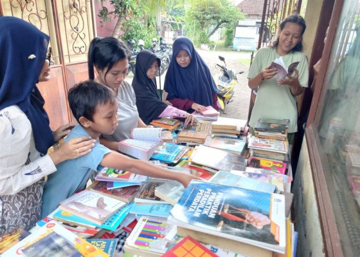 Peringati Hari Buku Sedunia, Pegiat Literasi di Mojokerto Bagikan 800 Buku Gratis