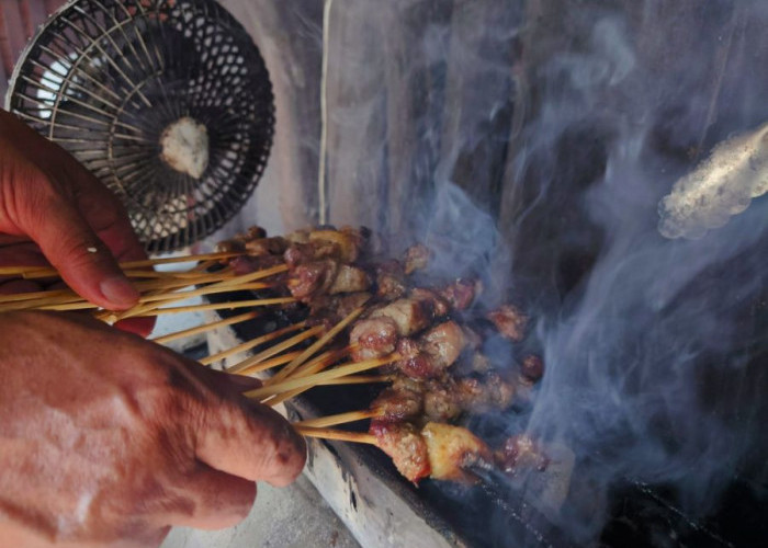 Sate Kambing 'Nggarai Tangi' Jadi Andalan Waroeng Tegalan Sawah Mojokerto, Disebut Bisa Menambah Stamina