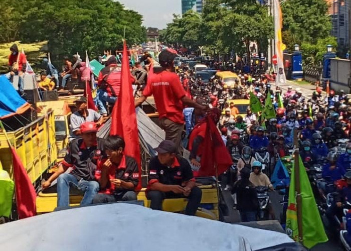 Ratusan Buruh Mojokerto Ikuti Aksi May Day di Surabaya