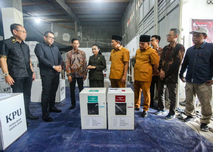 PJ Wali Kota dan Jajaran Pimpinan DPRD Kota Mojokerto Tinjau Logistik Pilkada 2024