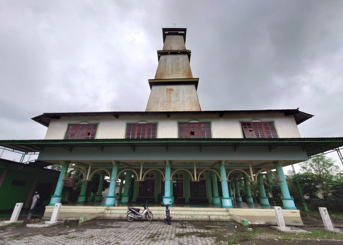 Masjid Jami Ki Buyut Lankay Mojokerto, Keunikan Menara Tunggal di Tengah Masjid