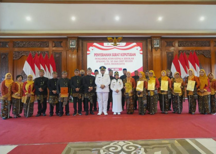 Serahkan SK di Hardiknas, Wali Kota Mojokerto Titip Pesan: Sekolah Harus Jadi Rumah Aman dan Membahagiakan