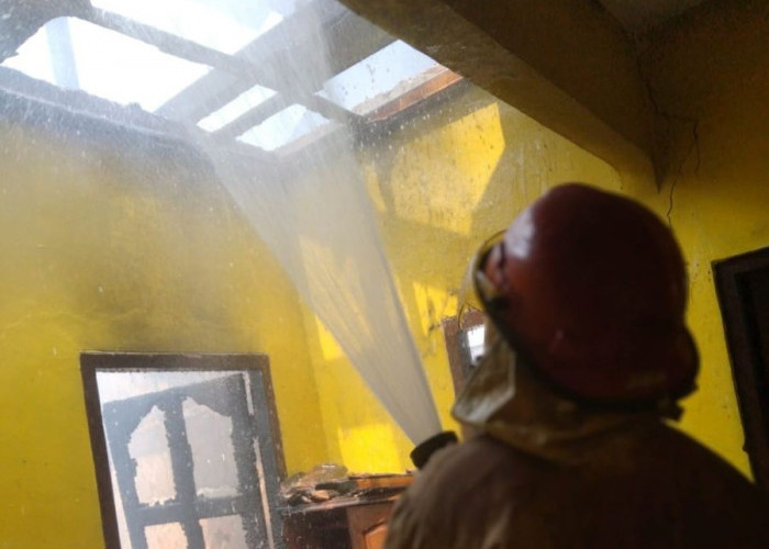 Rumah Kos di Puri Mojokerto Terbakar, Diduga Akibat Korsleting Listrik