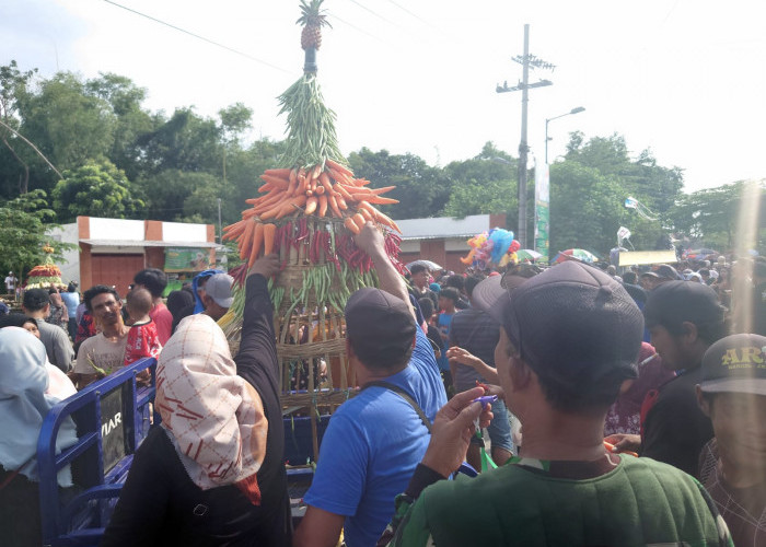 Ruwat Desa, Ratusan Warga Berebut Gunungan Sepatu di Desa Medali Mojokerto