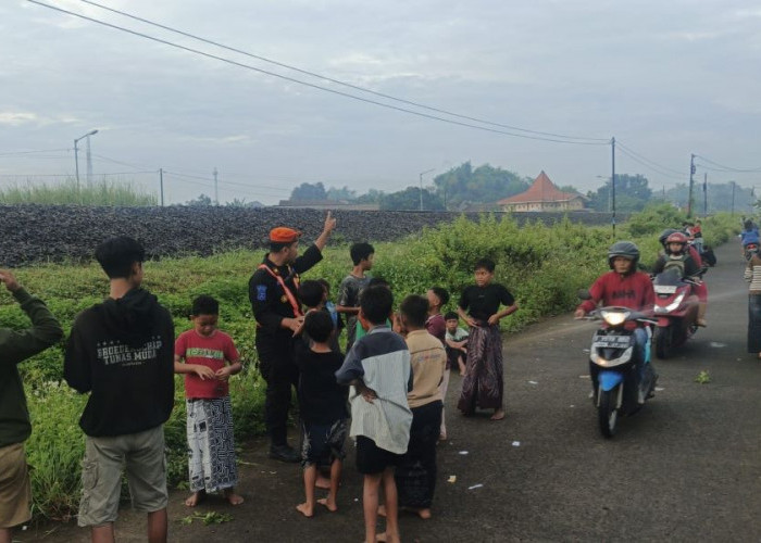 Ngabuburit di Sekitar Rel Berbahaya, KAI Ingatkan Warga Mojokerto Patuhi Aturan