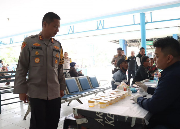  Penumpang dan Pengemudi Bus Terminal Mojokerto Jalani Tes Urine di Terminal Kertojoyo