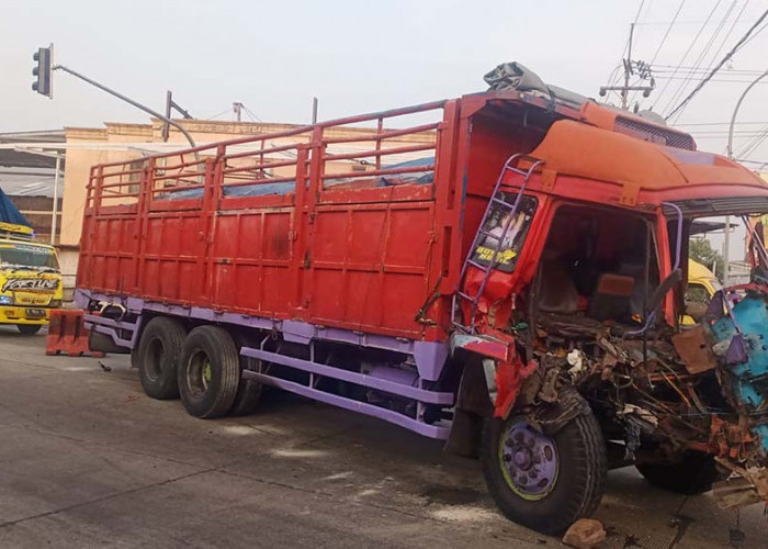 Hilang Kendali, Truk Tronton di Mojokerto Tabrak dua Kendaraan Motor