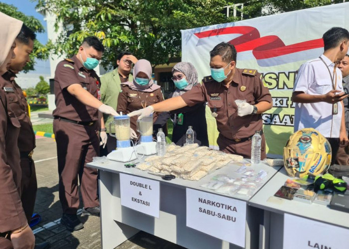 Kejari Kota Mojokerto Musnahkan Barang Bukti Narkoba, Sabu dan Pil Double L