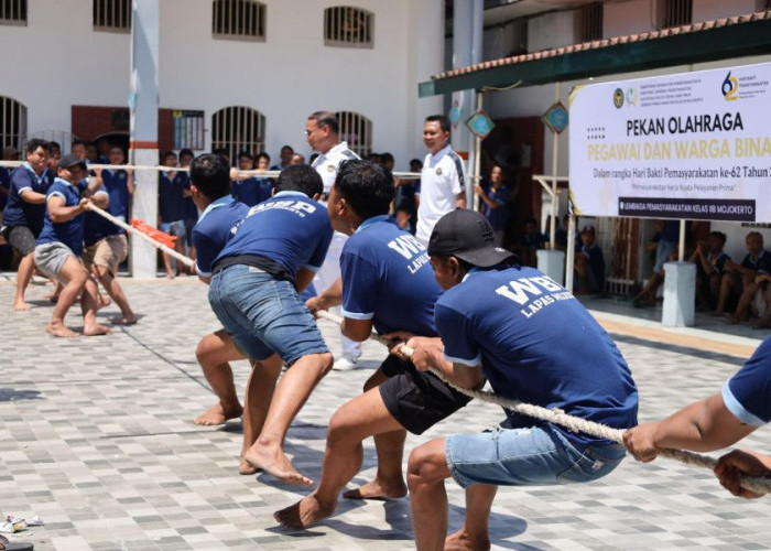Meriahkan HBP 2026, WBP dan Pegawai Lapas Mojokerto Ikuti Lomba Tarik Tambang