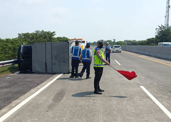 Diduga Pecah Ban, Mobil Pikap Boks Bermuatan Sabun Terguling di Tol Sumo