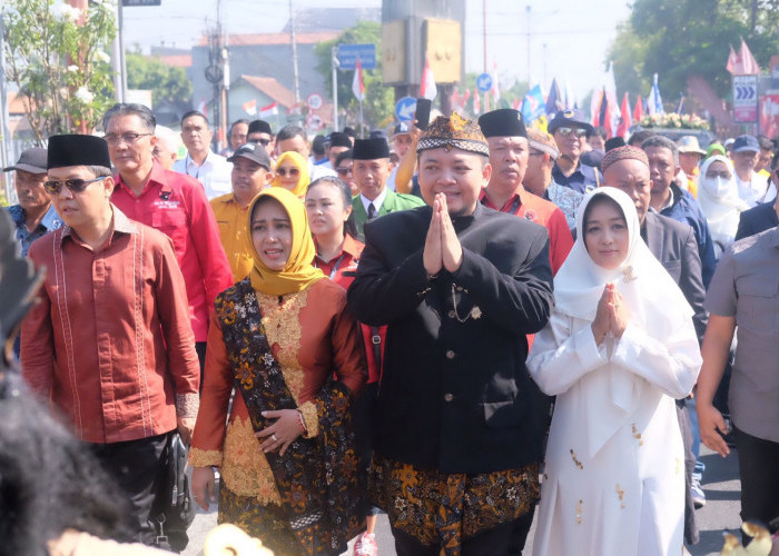 Ribuan Pendukung,Tarian, Kesenian dan Sholawat Antar Pendaftaran Ning Ita dan Cak Sandi Ke KPU Kota Mojokerto