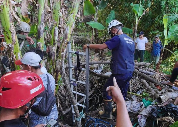 Lepas Kandang, Kambing Milik Warga di Mojokerto Masuk Dalam Sumur, Damkar Evakuasi dalam Kondisi Sehat