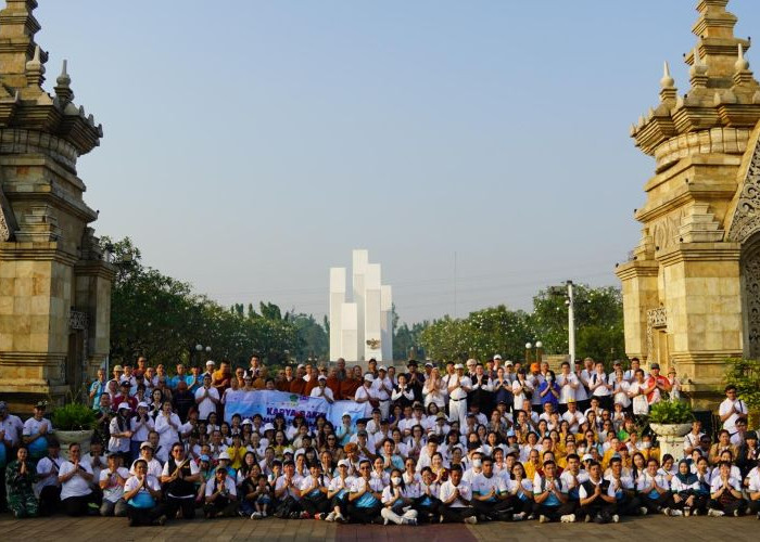 Jelang Waisak 2570 BE, Umat Buddha Rawat Makam Pahlawan, Hidupkan Nilai Pengabdian