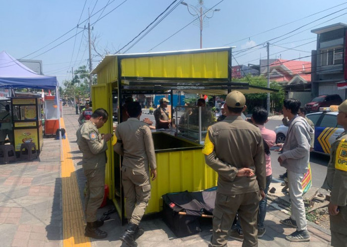 Petugas Gabungan di Kota Mojokerto Temukan Dugaan Penyewaan Trotoar untuk Lapak PKL Kontainer