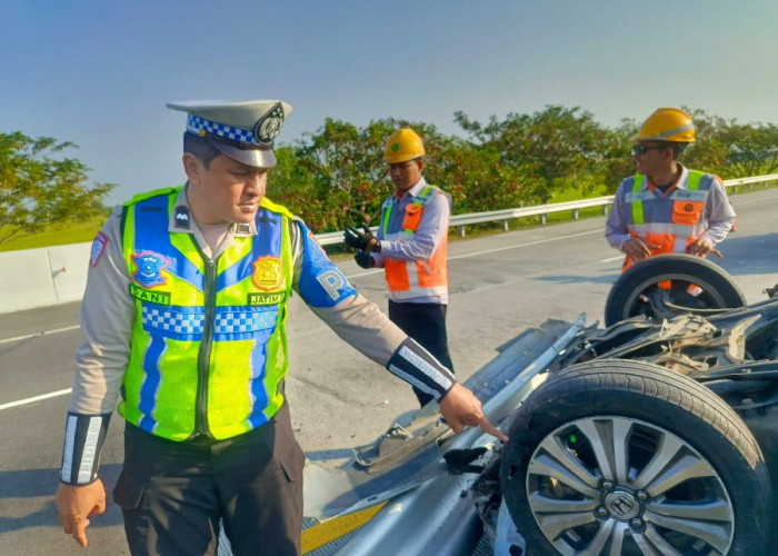 Alami Pecah Ban, Honda Brio Terbalik di Tol Jombang - Mojokerto