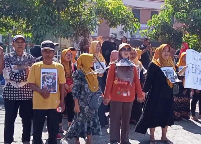 Warga Kaligoro Demo di PN Mojokerto, Tuntut Sidang Kasus Kematian Alfan Transparan dan Adil