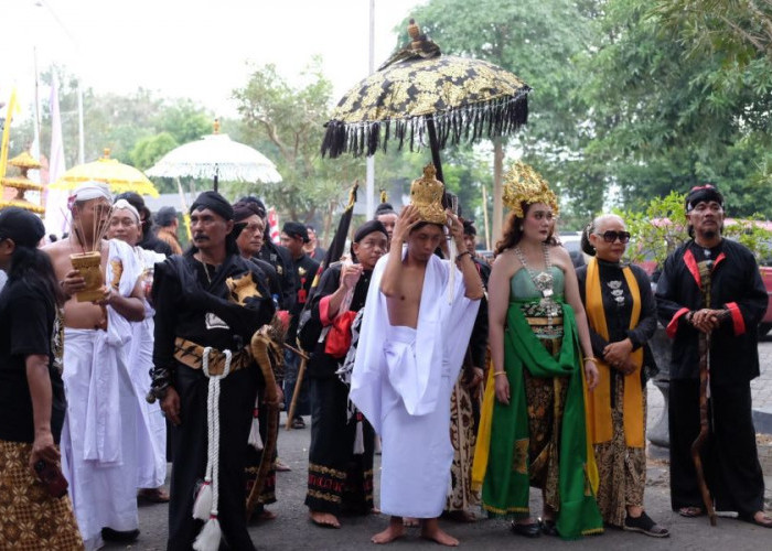 Kirab Agung Sri Linggar Kertaningrat Meriahkan Bulan Suro di Bumi Majapahit