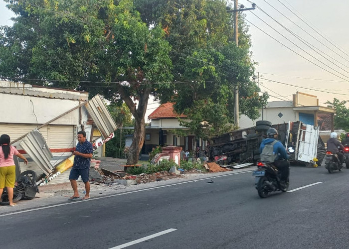 Hendak Menyebrang, Pemotor Emak - emak di Mojokerto Tertabrak Truk, Satu Orang Meninggal