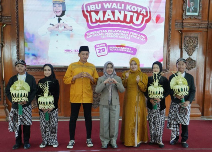 Akhirnya Sah di Mata Negara,4 Pasangan di Kota Mojokerto Tersenyum Genggam Buku Nikah 