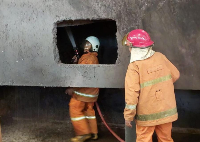 Mesin Blower di Pabrik Kayu Mojokerto Terbakar, Dua Unit PMK Dikerahkan 