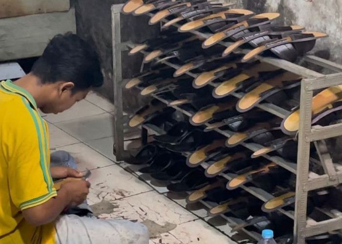 Jelang Ramadan, Pengrajin Lokal Sandal Gemilo Mojokerto Keteteran Penuhi Pesanan Konsumen