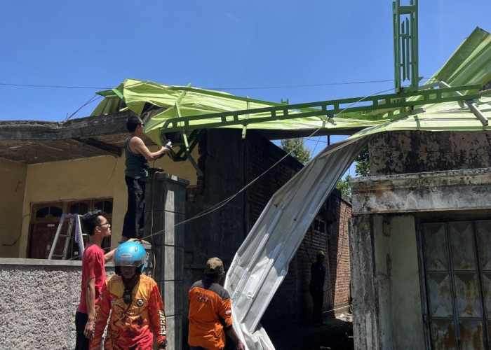 Rumah Warga di Pungging Mojokerto Terdampak Angin Kencang, Kanopi Terhempas